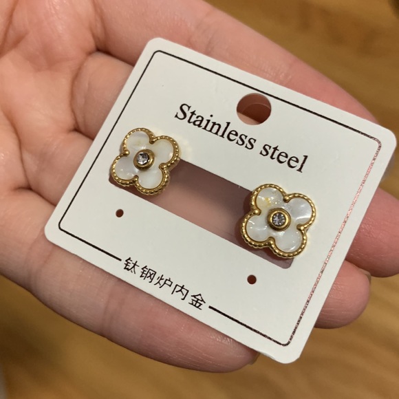 Opal / Pearl with Stone Cleef Stainless Steel Earrings - Picture 3 of 12